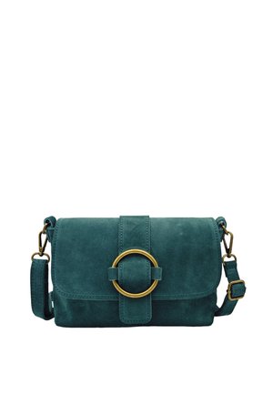 Sac bandoulière en daim bleu sarcelle avec une grande boucle ronde dorée sur le rabat avant et une bandoulière réglable avec des ferrures dorées.