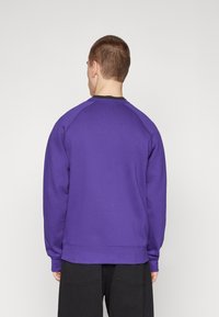 Carhartt WIP CHASE - Sportska majica - tyrian/gold