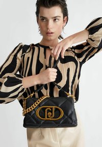 LIU JO METALASSÉ LAPUFFY - Borsa a tracolla - black