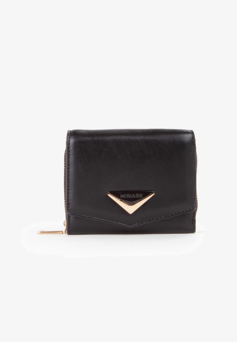 Portefeuille en cuir noir avec un accent triangulaire doré. Il dispose d'une fermeture éclair et d'une surface texturée, avec une forme compacte et rectangulaire.