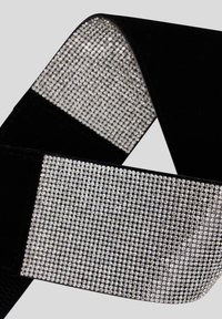 Cintura in velluto nero con una fascia larga decorata da una griglia di piccoli strass scintillanti, che aggiungono texture e lucentezza.