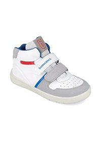 Zapatilla alta blanca con acentos grises, detalles en azul y rojo, correa de velcro, caja de puntera perforada, suela de goma y collar acolchado.