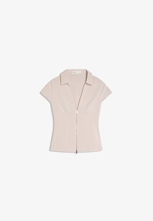 Beige ribgebreide top met korte mouwen, kraag en ritssluiting aan de voorkant, getailleerd ontwerp.