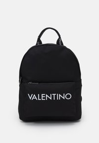 Černý nylonový batoh zaobleného tvaru. Obsahuje bílé logo "VALENTINO" a přední zipovou kapsu. Pevné ucho na vrchu a nastavitelné popruhy.