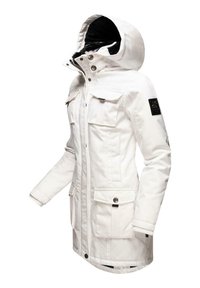 Hvid vandtæt parka-jakke med hætte, flere bryst- og sidelommer, lynlås- og knaplukning samt fleecefor. Har et logo-patch.