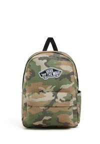 Mochila de camuflaje con patrones en verde, marrón y beige, que cuenta con un bolsillo frontal y una asa negra, con la marca "Vans OFF THE WALL."