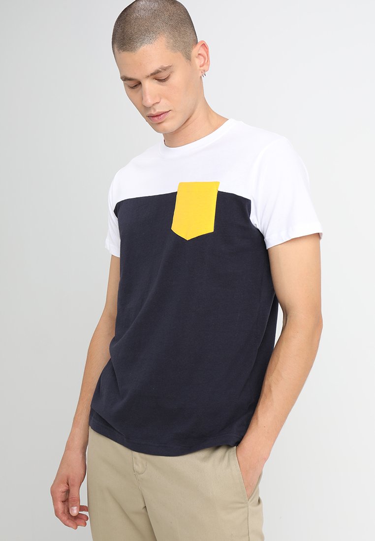 Urban Classics 3-TONE POCKET TEE - Triko s potiskem - navy/white/chromeyellow