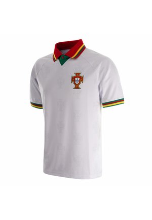 Wit sportshirt met korte mouwen, met een rode kraag en groene, gele en rode strepen aan de rand van de kraag en mouwen, met een gedetailleerd wapen op de borst.