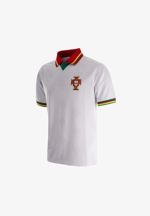 Wit sportshirt met korte mouwen, met een rode kraag en groene, gele en rode strepen aan de rand van de kraag en mouwen, met een gedetailleerd wapen op de borst.