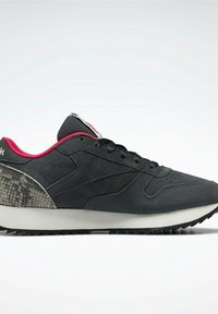 Svart mockaskor med grå ormskinnsdetaljer, rosa krage och vit mellansula. Har en strukturerad yta och snörningsdesign.