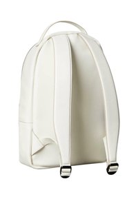 Bílý kožený batoh s kulatým tvarem, minimalistickým designem, dvěma nastavitelnými popruhy a horním úchytem. Má hladkou texturu.