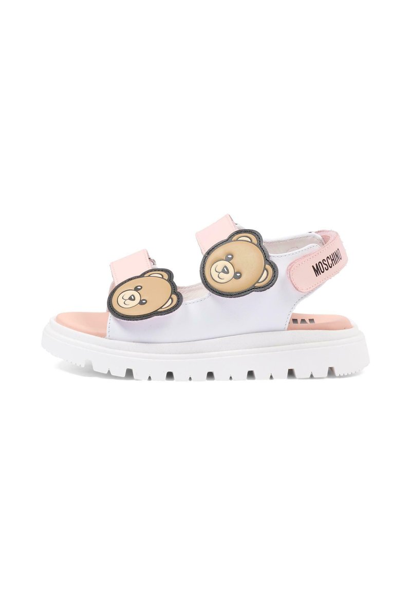 Biała i różowa sandałka z grubą podeszwą, dwoma naszywkami z twarzami misiów na paskach oraz brandingiem "MOSCHINO" na pasku z tyłu.