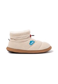 Zapatillas acolchadas beige con forro blanco suave, suela de goma marrón y un logo de nube azul. Con un puño que se puede enrollar y un acento rojo.