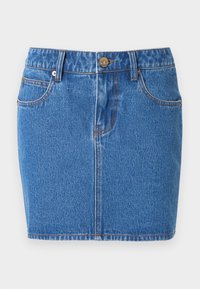 Μπλε μίνι φούστα από τζιν με μπροστινές τσέπες, θηλιές για ζώνη και κλείσιμο με μεταλλικό κουμπί με μικρή λεπτομέρεια λογοτύπου.