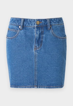 Modra kratek denim krilo z žepi spredaj, zankami za pas in kovinsko zaponko z majhnim logotipom.