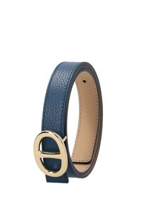 Blåt struktureret læderbælte med guldfarvet oval spænde, rullet sammen, der viser beige syet inderforet og et enkelt hul.