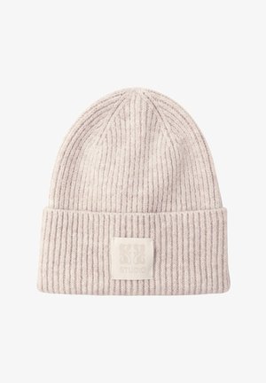 Světle šedá pletená čepice s žebrovanou strukturou a přehnutým lemem. Obsahuje bílou obdélníkovou štítek s raženým nápisem 'STUDIO'.