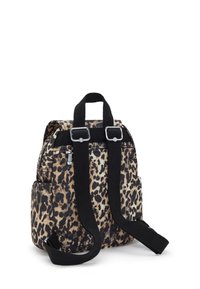Leopardmönstrad ryggsäck med svarta remmar, handtag upptill, silverdetaljer och en dragkedjeförsedd framlucka. Tillverkad av hållbart tyg.
