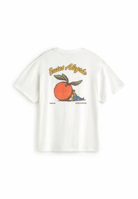 T-shirt blanc avec un grand graphisme de fruit orange dans le dos, une petite personne assise contre et le texte "Frutas Alegría."