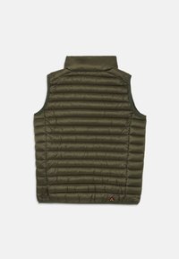 Olijfgroene gewatteerde mouwloze vest met hoge kraag, horizontale stiksels en een klein oranje recycling symbool nabij de onderzoom.