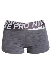 Šedé sportovní šortky Nike Pro s širokým černobílým pasem, na kterém je v tučných písmenech nápis "NIKE PRO".