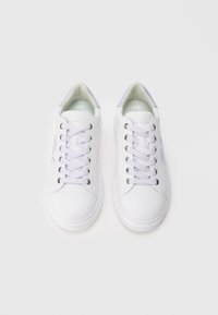 Bijele tenisice s gornjim dijelom od glatke kože, svijetlo ljubičastim naglascima na peti, rupicama za vezice i vezicama, s zaobljenim vrhom i ravnim potplatom.