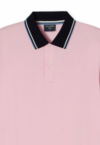 Hellrosa Poloshirt mit schwarzem Kragen mit weißen und blauen Streifen, Zwei-Knopf-Leiste und kleinem besticktem Logo auf der Brust.