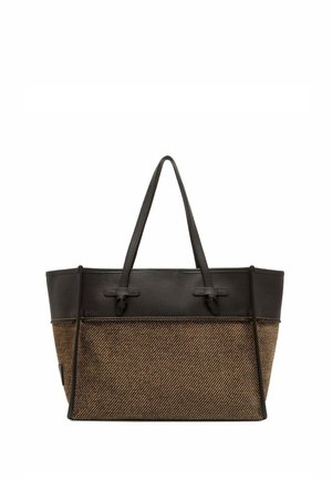 Een tan- en bruine geweven tote bag met zwarte leren accenten, twee schouderbanden en verticale naaddetails. Rectangulaire vorm, textuurafwerking.