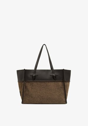 Een tan- en bruine geweven tote bag met zwarte leren accenten, twee schouderbanden en verticale naaddetails. Rectangulaire vorm, textuurafwerking.
