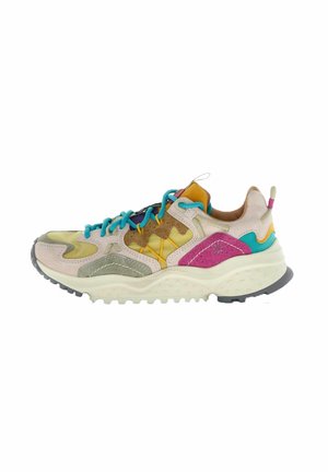 Sneaker basse con pannelli multicolore vivaci, lacci blu, suola spessa e texturizzata e materiali misti in tonalità beige, rosa, verde acqua, giallo e grigio.