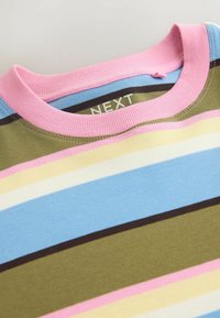 Pruhované tričko v modré, růžové, žluté, hnědé a olivově zelené barvě. Má žebrovaný růžový výstřih a měkký bavlněný materiál. Viditelná značka značky.