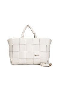 Borsa tote bianca intrecciata realizzata in materiale liscio, dotata di due manici, una tracolla rimovibile e un accento di logo dorato sulla parte anteriore.