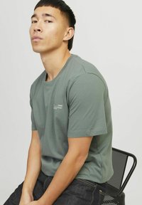 Jack & Jones PREMIUM RUNDHALS - Marškinėliai su spaudiniu - agave green