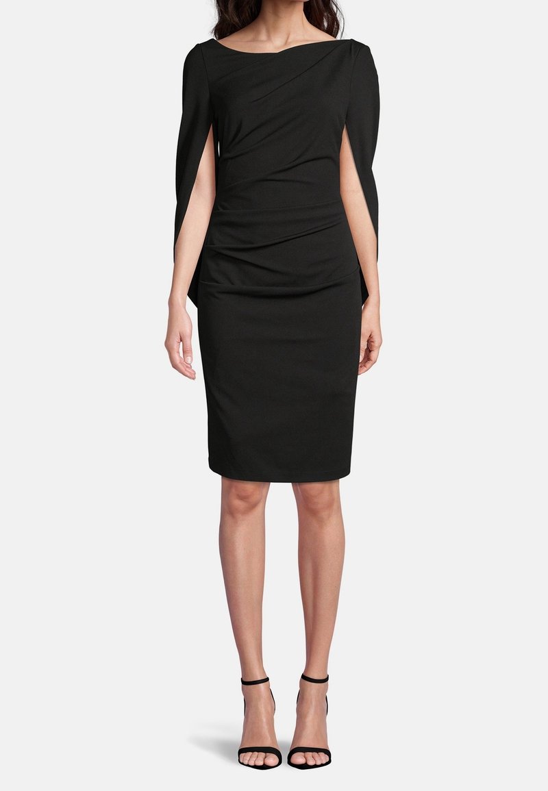 Robe noire midi avec une silhouette ajustée, des détails drapés et des manches courtes. Texture de tissu lisse, embellissements minimaux et sans motifs.