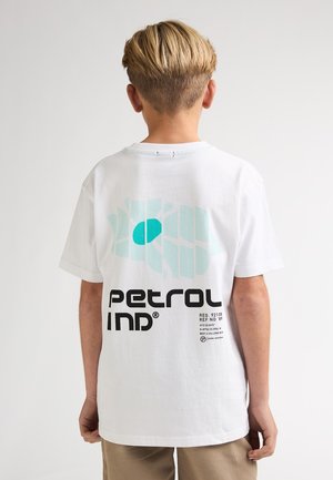 Camiseta blanca de algodón con un diseño abstracto azul y texto negro en negrita en la parte trasera, con un corte holgado y mangas cortas.