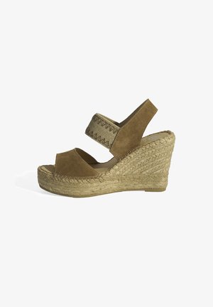 Sandales compensées en suède marron avec un bout ouvert, présentant une plateforme en jute tressé, des sangles élastiques et des détails de couture au niveau du milieu du pied.