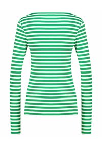 Groen en witte gestreepte langemouwen top met een ronde hals en een nauwsluitend ontwerp. Gemaakt van een gladde, lichte stof.