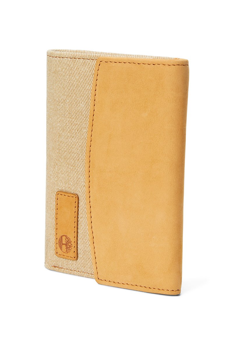 Portafoglio in pelle e tela beige con un pannello in pelle liscia color cuoio. Presenta cuciture e un piccolo logo impresso sul fronte.