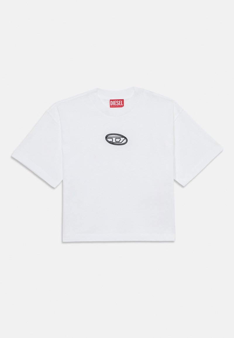 Bílý zkrácený tričko vyrobené z bavlny, s černým vyšitým logem na hrudi. Krátké rukávy a kulatý výstřih. Červená značka.