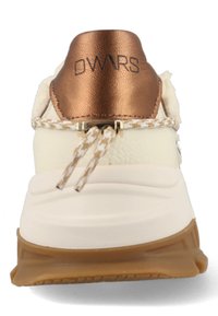 Weißer Sneaker mit einem strukturierten, Kunstfell-Obermaterial. Verfügt über eine bronzefarbene Lederlasche an der Ferse, gemusterte Schnürsenkel und eine braune Gummisohle.