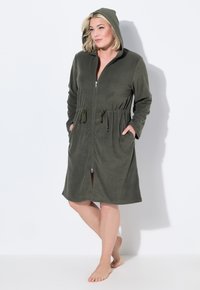 Zelenohnědý zipový hábit s kapucí, stahovací v pase, s dlouhými rukávy a kapsami; vyroben z měkké, texturované tkaniny; délka ke kolenům.