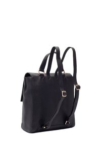 Zwarte leren rugzak met dubbele banden, hardware van goudkleurig metaal en een gestructureerd ontwerp met een bovenklep en een ruime binnenkant.