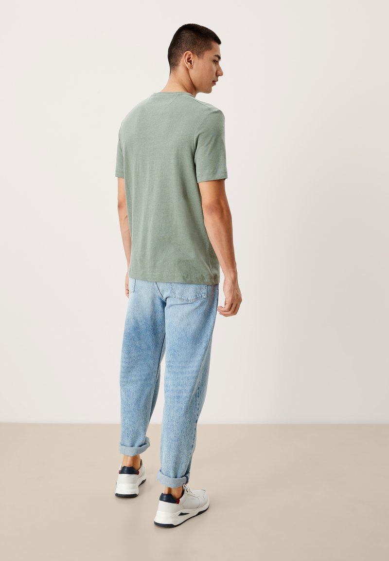 Herren T-Shirts basic | s.Oliver T-Shirt print khaki oliv stripes/dunkelgrün - RM79903 Herren T-Shirts basic | s.Oliver T-Shirt print khaki oliv stripes/dunkelgrün - RM79903