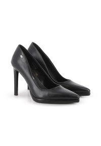 Tacones altos de cuero negro con punta afilada y finos tacones de aguja, posicionados lado a lado sobre un fondo blanco.