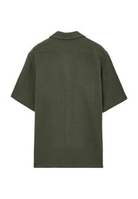 Camicia a maniche corte di colore verde scuro, realizzata in tessuto testurizzato con un sottile motivo a griglia. Presenta un colletto classico e una vestibilità rilassata.