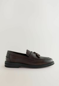 Brune læder loafers med rund tå, dekorativ kvastdetalje og flad gummisål. Glat tekstur med synlige syninger.