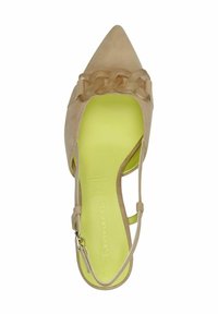 Scarpa in suede beige con punta affusolata e cinturino trasparente con dettaglio a catena. Soletta di un brillante giallo con logo del brand. Cinturino alla caviglia regolabile.