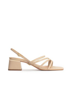 Beige Blockabsatzsandalen mit mehreren schmalen Riemen und einem Design mit Fersenriemen. Glatte Textur mit minimalistischem Stil.