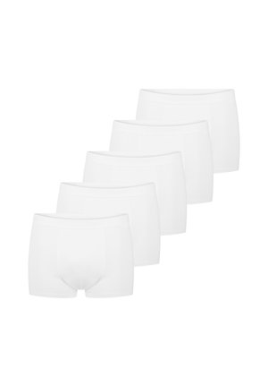 Fünf schlichte weiße Herrenboxershorts in einer diagonalen Reihe auf weißem Hintergrund angeordnet.