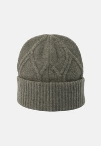 Gorro de lana verde oliva tejido con un puño acanalado y un patrón de trenzas en la mitad superior. Textura suave y cálida.
